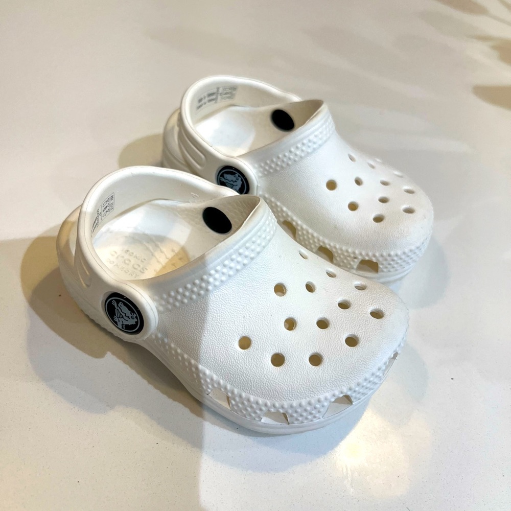 White crocs size 4c. Worn maybe once or twice. Like new condition!